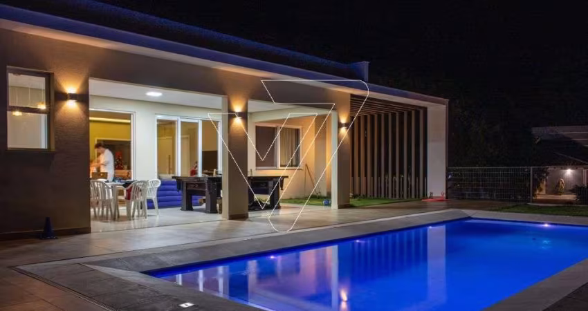 Casa à venda, Condomínio Terras de Canaã, 226m², 3 quartos sendo 2 suítes com piscina