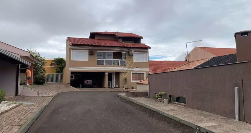 Casa Assobradada no Condomínio Gralha Azul 2, Região Leste: Luxo, Conforto e Segurança em um Ambiente Aconchegante