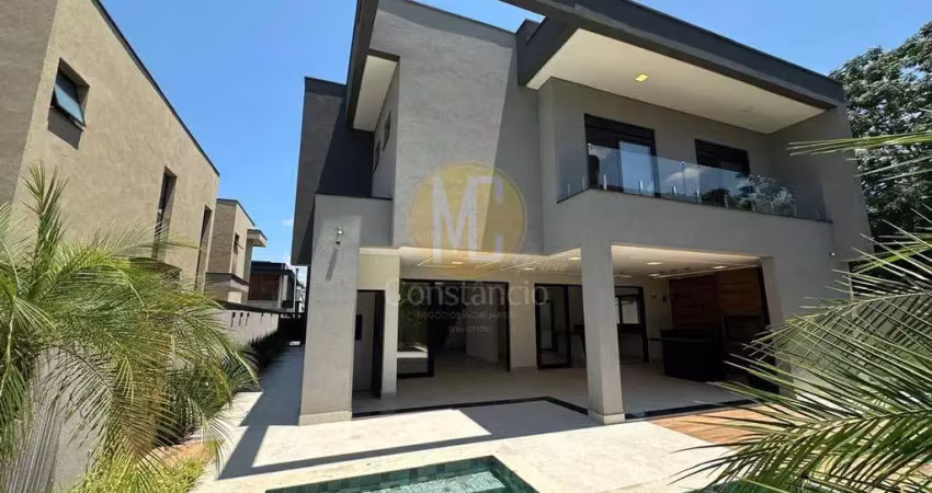 Linda casa com 4 suites e 4 vagas de garagem, com piscina no jardim do golf