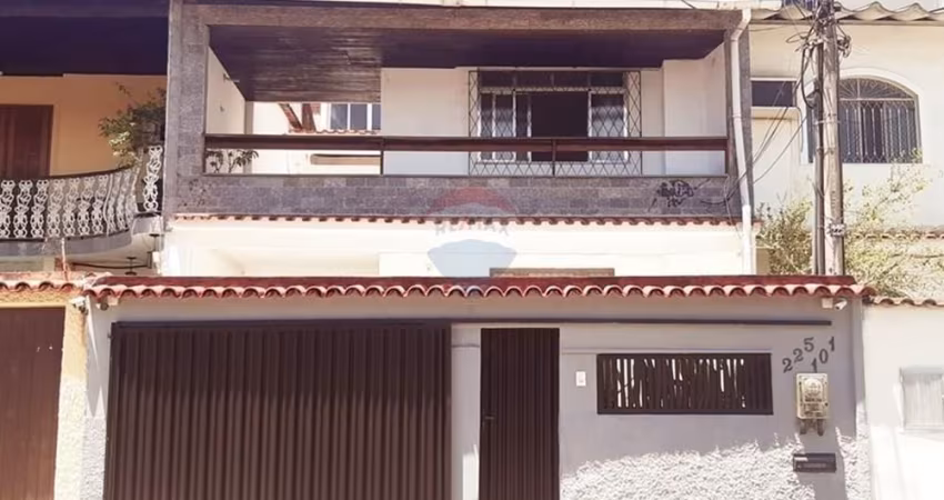 Casa à venda-850 mil-304m²-5 qts-2 suítes-5 banheiros-3 vagas-Portuguesa/RJ