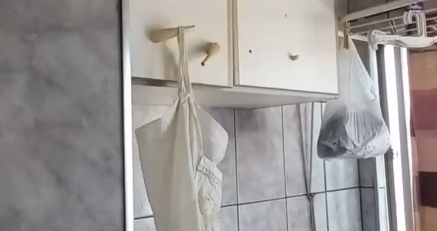 Apartamento 02 dormitórios, portaria, segurança 24 horas.