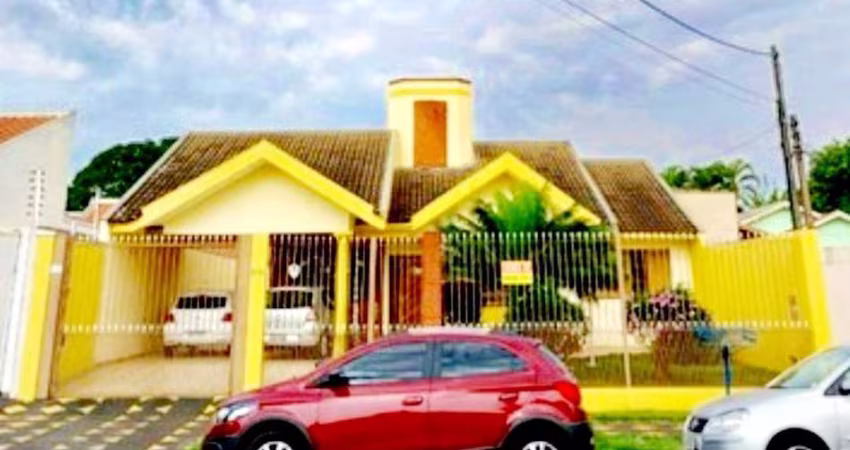 Casa para Venda em Maringá, Zona 08, 3 dormitórios, 2 suítes, 1 banheiro, 4 vagas