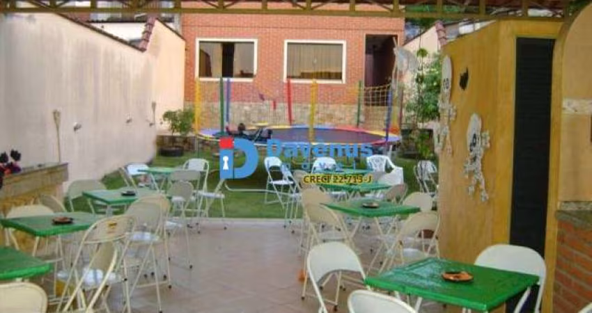 Casa com muito espaço, ideal p/ Escolinha ou Buffe