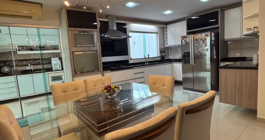 Casa Ampla e Moderna 100% Mobiliada no Adrianópolis — R$ 6.500