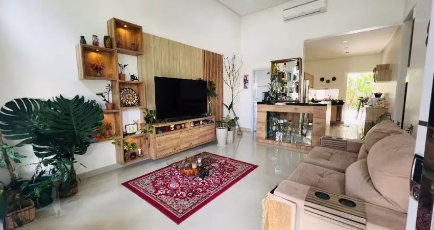 Casa térrea com 3 quartos, com energia solar -  condomínio passaredo
