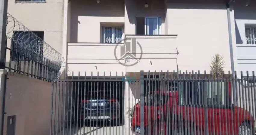 Sobrado frente pra rua  com ático e 3 quartos à venda no portão.