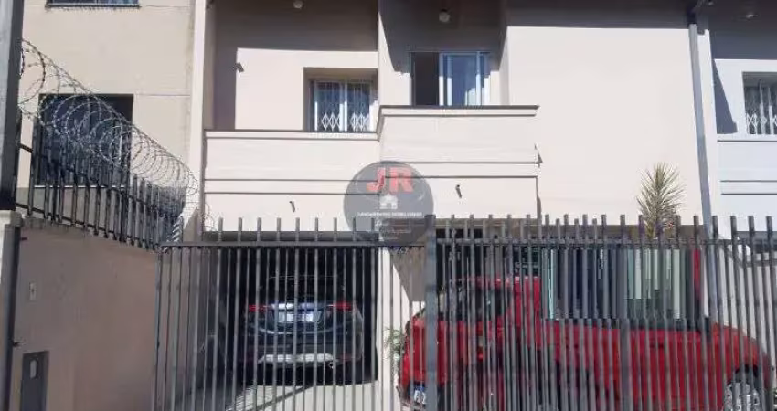 Sobrado frente pra rua  com ático e 3 quartos à venda no portão.