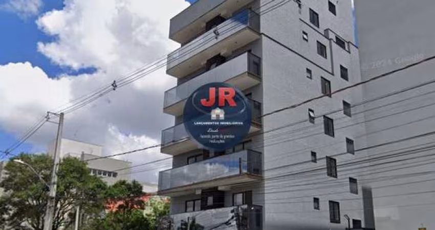 Dois quartos sendo uma suíte com sacada, na melhor localização do Novo Mundo