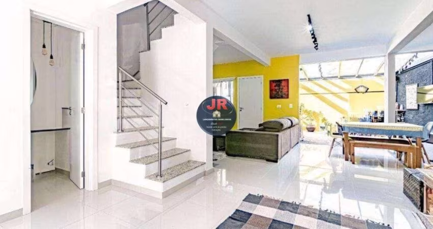 Sobrado em condomínio, 3 quartos sendo uma suíte com closet e sacada