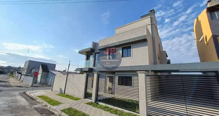 Tríplex de esquina, com 3 quartos sendo uma suíte e amplo terreno