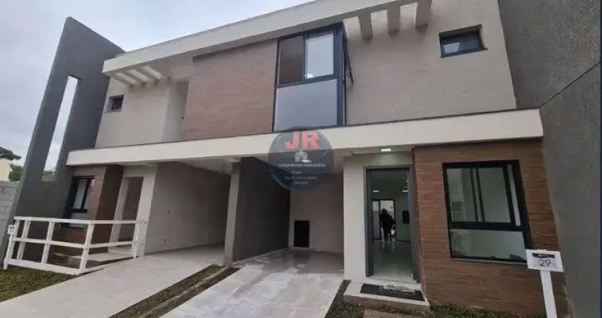 Sobrado em condomínio, 3 quartos sendo uma suíte com closet, 2 vagas e espaço nos fundos