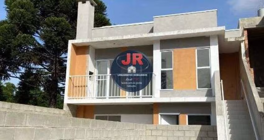 Casa nova de frente para rua!, com 2 quartos amplos e ótimo espaço de garagem.
