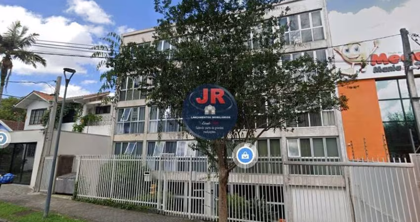 Apartamento amplo, todo reformado, com três quartos sendo uma suíte