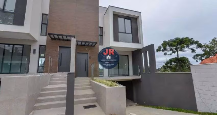 Tríplex em Condomínio, 3 quartos sendo uma suíte com closet, 3 vagas e espaço nos fundos