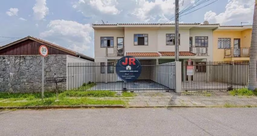 Sobrado de frente para rua com três quartos sendo uma suíte
