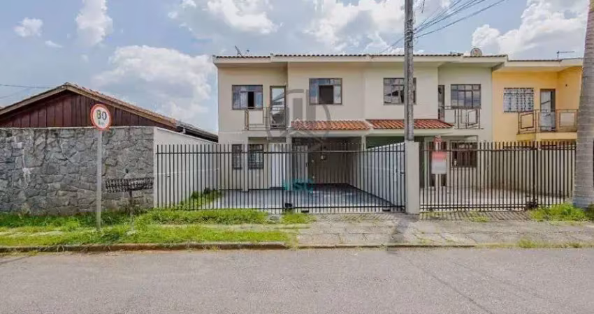 Sobrado de frente para rua com três quartos sendo uma suíte