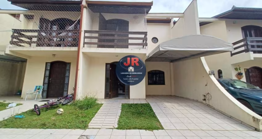 Tríplex em um condomínio calmo e tranquilo em uma rua sem saída, 3 quartos e 2 vagas.