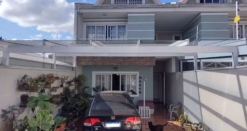 SOBRADO TRIPLEX, 150M² CONSTRUIDO, 3 QUARTOS, SUITE, FRENTE PARA RUA, TERRENO DE 5 X 25, XAXIM, DE 850 MIL POR 639.000