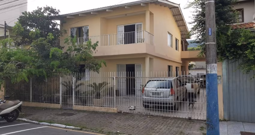 CASA Á VENDA EM BALNEÁRIO CAMBORIÚ!