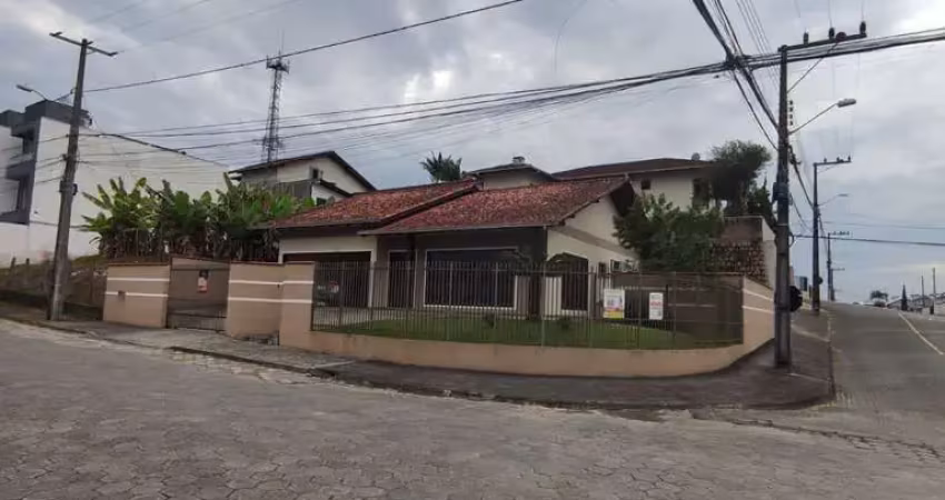 Residência averbada à venda em joinville, bairro floresta.