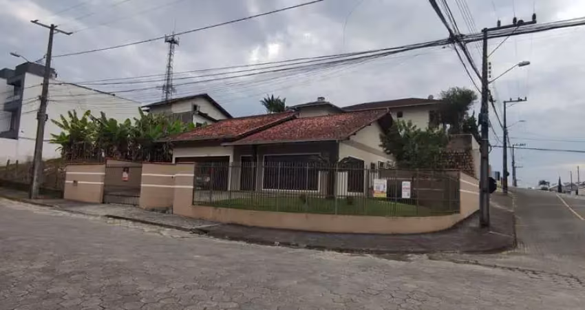 Residência averbada à venda em joinville, bairro floresta.