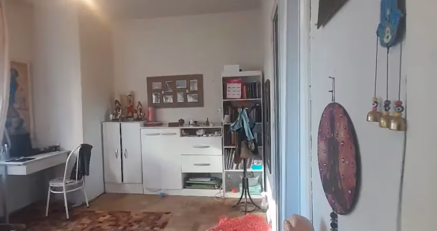 Apartamento de 3 quartos amplo c/ área de serviço e 2 banheiros no centro de porto alegre