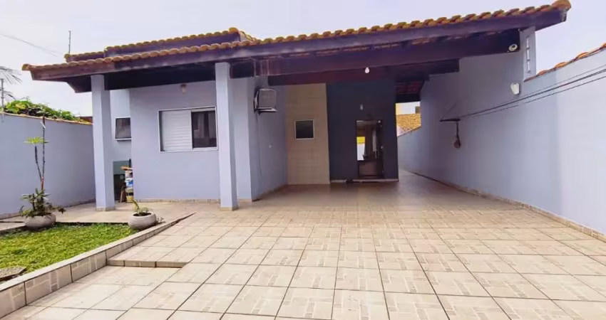 Casa lado praia com piscina, 3 quartos a 300 metros da praia oportunidade