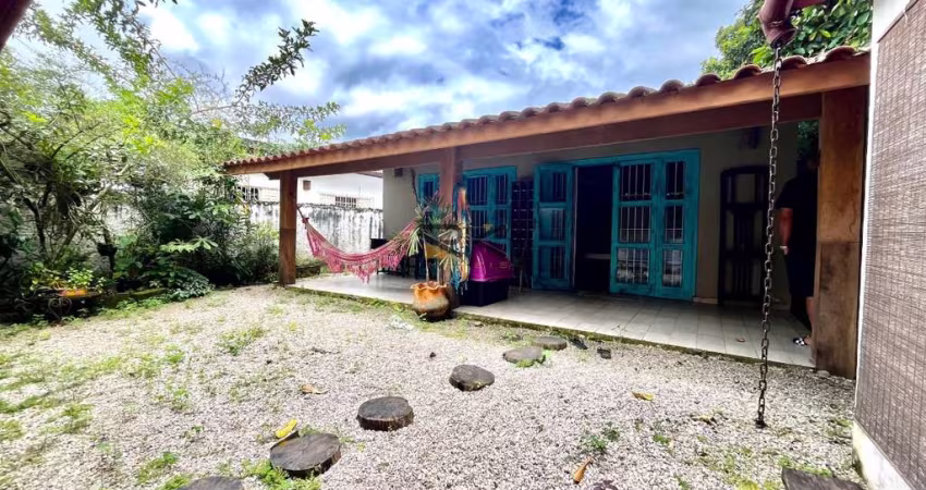 CASA COM 3 DORMITÓRIOS SENDO 1 SUÍTE,VARANDA,QUINTAL