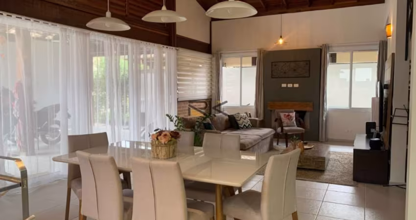 CASA EM CONDOMINIO FECHADO COM 4 DORMITÓRIOS SENDO 2 SUÍTES,2 VAGAS DE GARAGEM,SALA 2 AMBIENTES