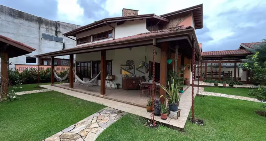 CASA EM CONDOMINIO FECHADO COM 4 DORMITÓRIOS SENDO 1 SUÍTES,2 VAGAS DE GARAGEM,VARANDA GOURMET COM CHURRASQUEIRA E PISCINA.
