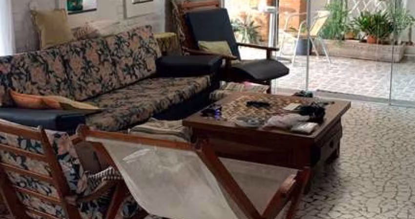 CASA NO BAIRRO DO ITAGUÁ COM 5 DORMITÓRIOS SENDO 2 SUÍTES,2 BANHEIROS SOCIAL,VARANDA COM CHURRASQUEIRA