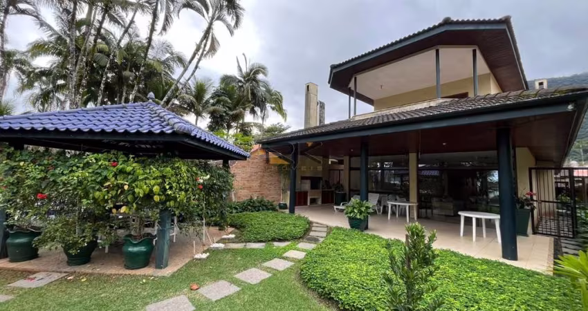 CASA EM CONDOMINIO FECHADO COM 4 SUÍTES,5 VAGAS DE GARAGEM,VARANDA GOURMET COM CHURRASQUEIRA,SALA COM 2 AMBIENTES E SALA DE ESTAR.