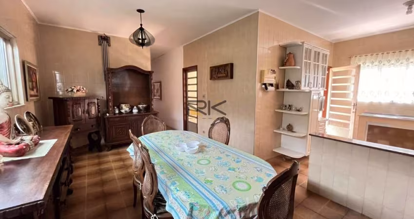 Casa à venda no bairro do Itaguá com 3 dormitórios,sala de estar e varanda