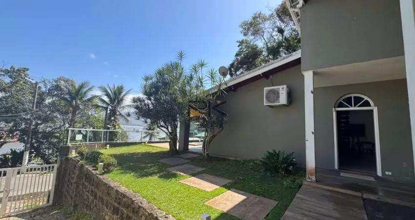 Casa com vista mar na estrada do caisão com sala de estar e jantar,cozinha e varanda gourmet