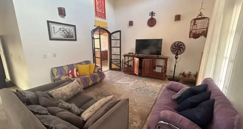 Casa em condominio com 4 suítes,4 vagas de garagem,varanda gourmet com churrasqueira,forno de pizza e piscina