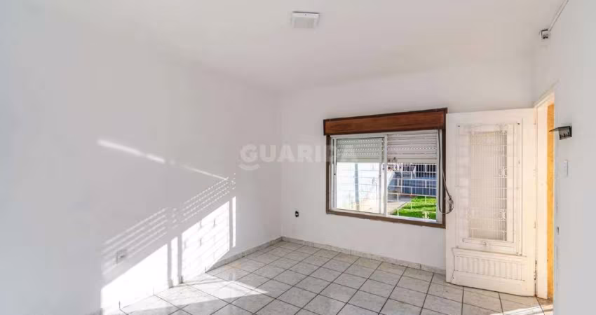 Casa Residencial com pátio, 3 dormitórios e 2 vagas de garagem, no bairro Sarandi