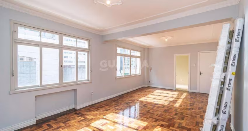 Apartamento com sacada ampla e 3 dormitórios no bairro Centro Histórico.