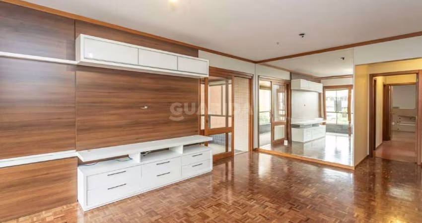 Amplo e arejado apartamento de 3 dormitórios, sendo 1 suíte no bairro Petrópolis !