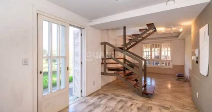 Casa Residencial com 4 dormitórios, sendo 1 suíte, para alugar no bairro Teresópolis.