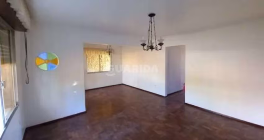 Casa Residencial com 3 dormitórios, sendo 1 suíte, para alugar no bairro Alto Petrópolis.