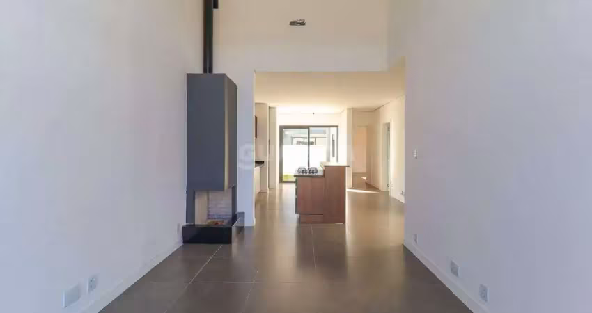 Casa em condomínio, nova, com 3 dormitórios, sendo 1 suíte, no bairro hípica