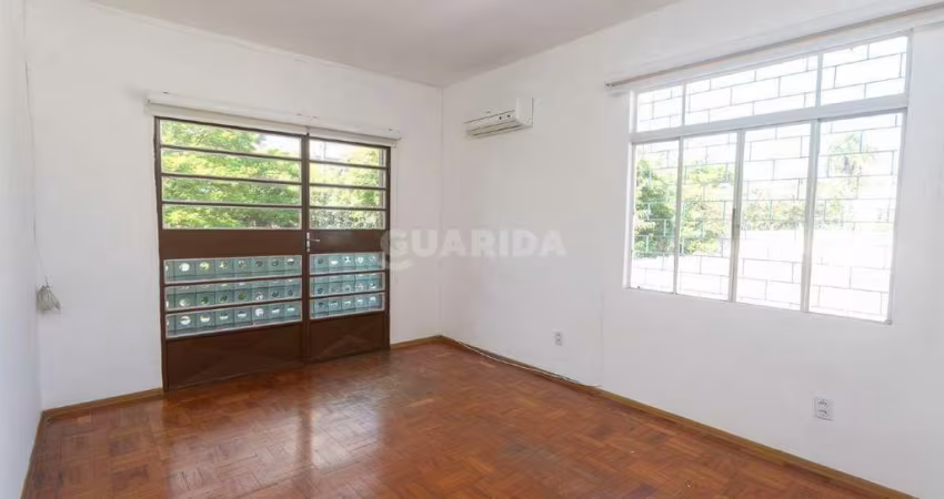 Sobrado espaçoso com 3 dormitórios no bairro Azenha