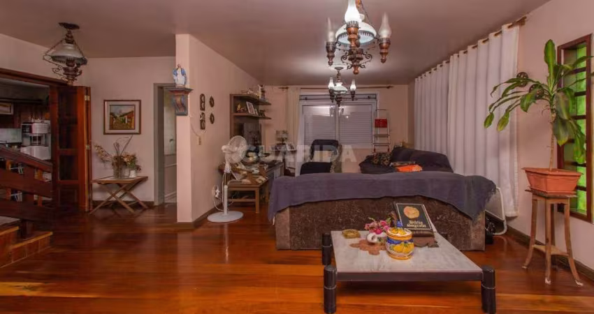 Casa Residencial com 5 dormitórios, sendo 1 suíte, e 3 vagas de garagem no bairro Teresópolis