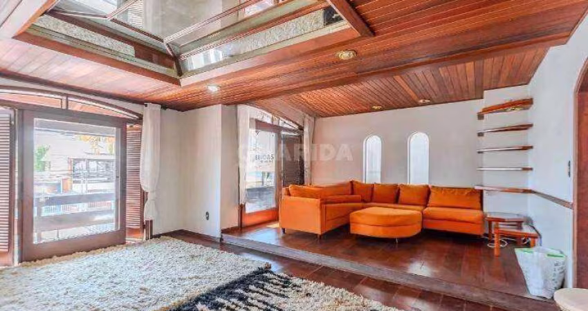 Casa Residencial/Sobrado com 6 dormitórios, sendo 1 suíte, e 3 vagas de garagem no bairro Tristeza