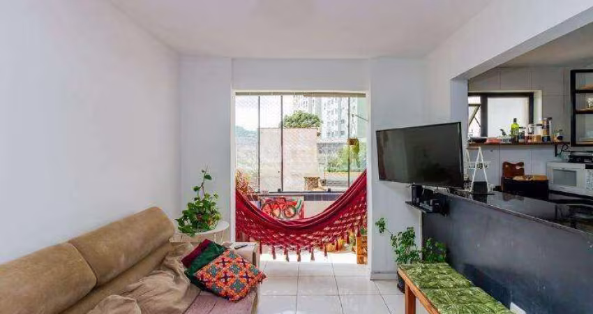 Apartamento com 2 dormitórios e 1 vaga de garagem no Bairro Glória