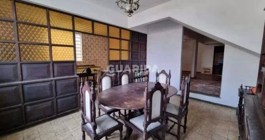 Casa Residencial com 3 dormitórios, semimobiliada, e 3 vagas de garagem no bairro Tristeza