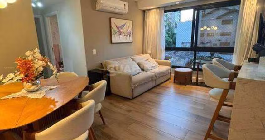 Apartamento mobiliado com 2 dormitórios, sendo 1 suíte, e 1 vaga de garagem no bairro Petrópolis