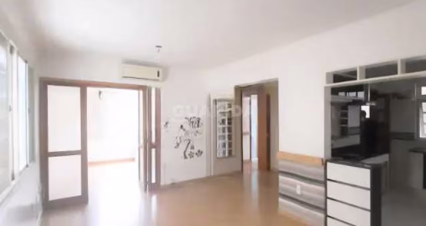Apartamento com 2 dormitórios, sendo 1 suíte, e 1 vaga de garagem no bairro Cristal