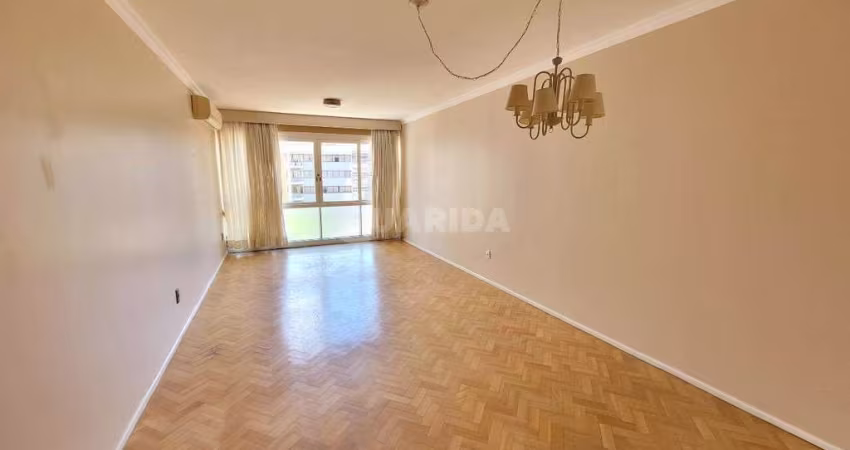 Apartamento com 3 dormitórios, sendo 2 suítes, e 1 vaga de garagem no bairro Moinhos de Ventos