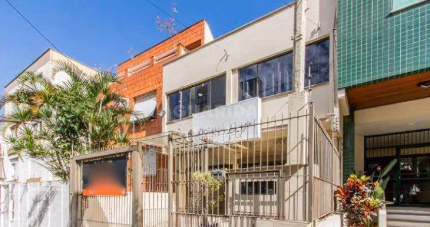 Casa Residencial/Sobrado com 8 dormitórios, sendo 1 suíte, e 2 vagas de garagem no bairro Bela Vista